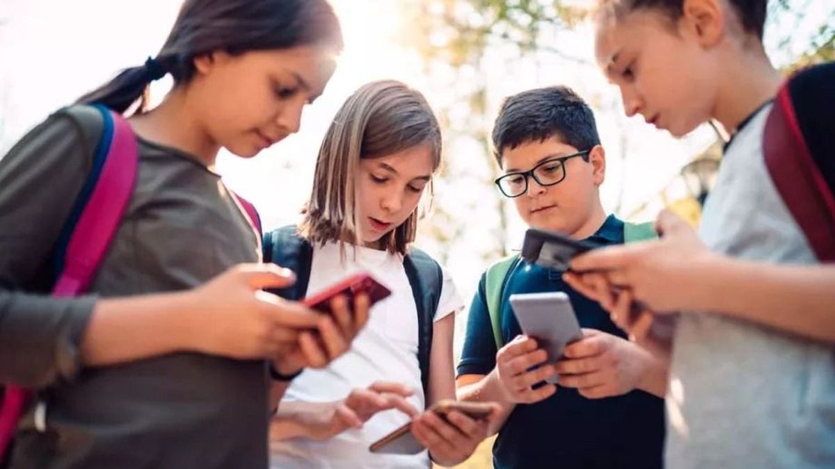 Tiszta vizet a pohárba: a magyarok 84 százaléka egyet ért az iskolai mobiltelefon-korlátozással