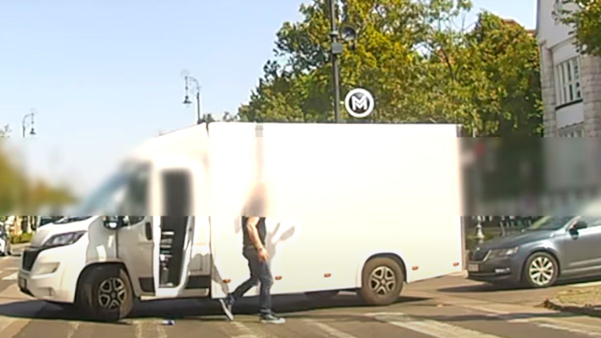 Ez történt az Andrássy úti furgonnal, amelynek nem húzta be a kézifékét az ideges sofőrje (VIDEÓ)