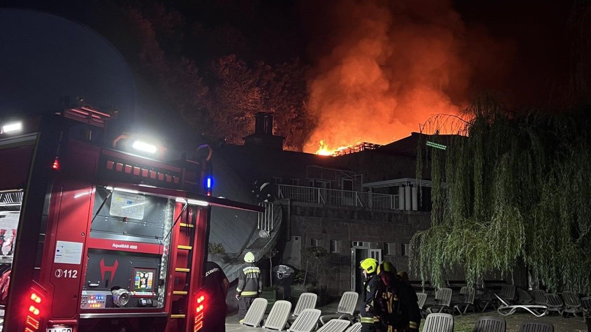 Videón, ahogy lángokban áll a miskolctapolcai fürdő