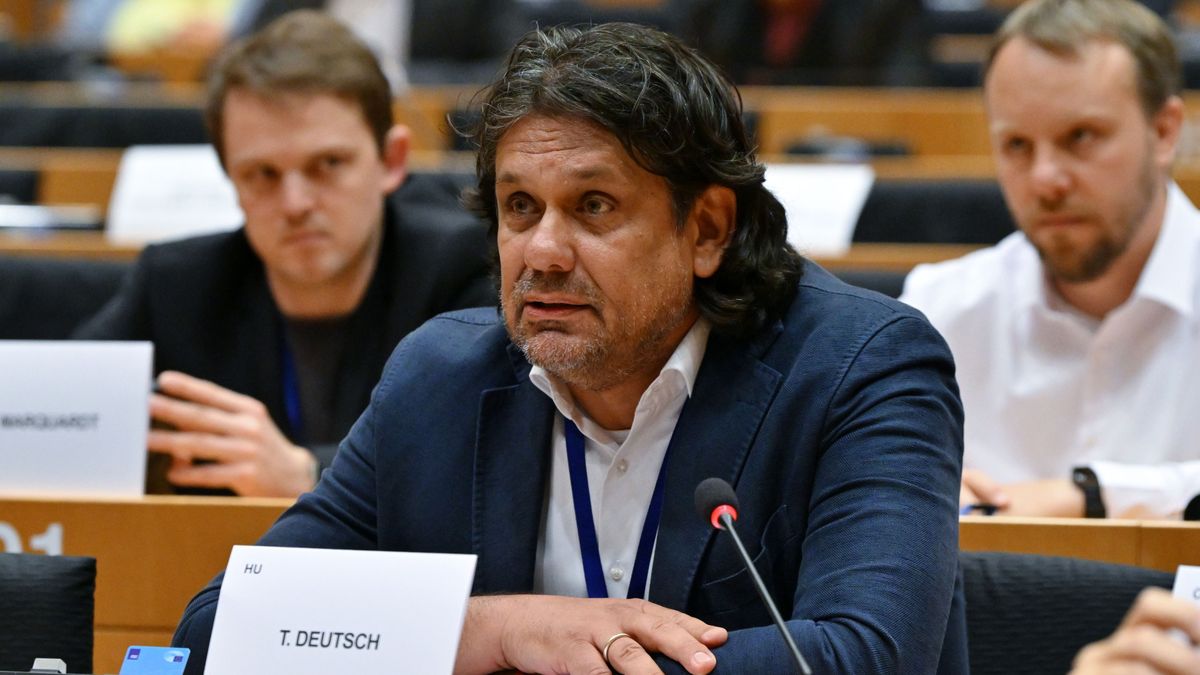 Deutsch: Vérlázító, hogy Brüsszel azokat bünteti, akik tesznek az illegális migráció ellen