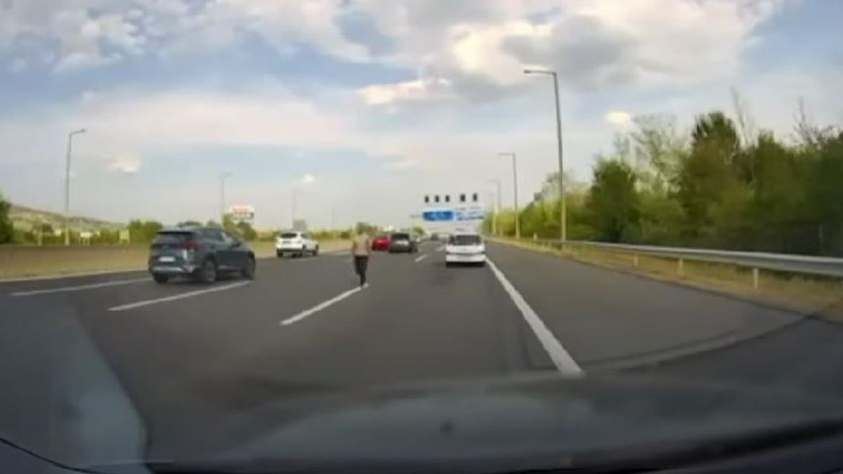 Elképesztő jelenet az M1-M7 bevezető szakaszán: gyalogos a forgalommal szemben (videó)
