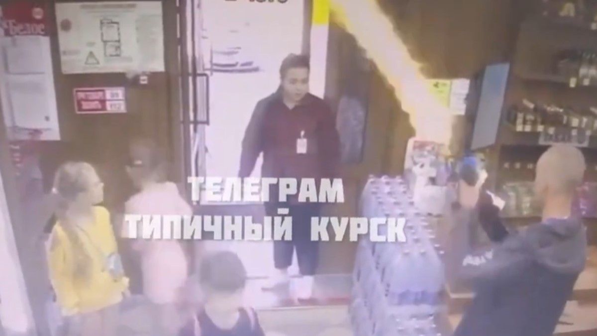 Videón egy állítólagos orosz katona, amint épp egy kurszki boltot rabol ki