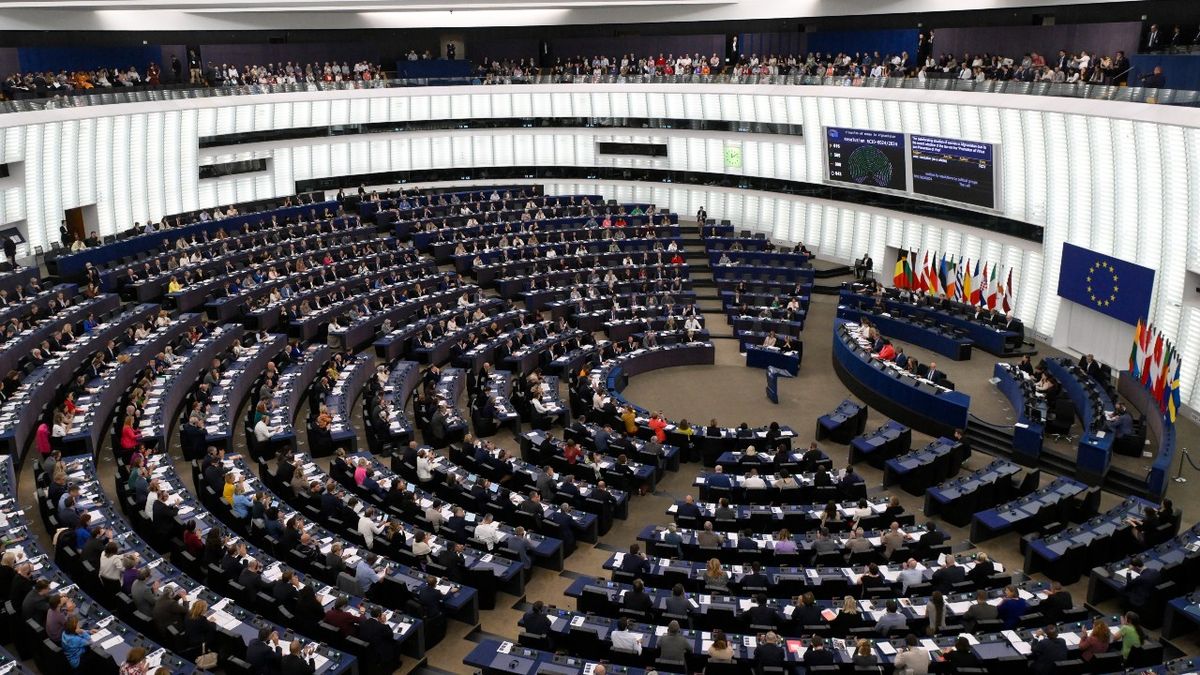 Mindeközben az Európai Parlamentben: A TISZA-párt és a DK képviselői is támogatták a háborúpárti javaslatokat
