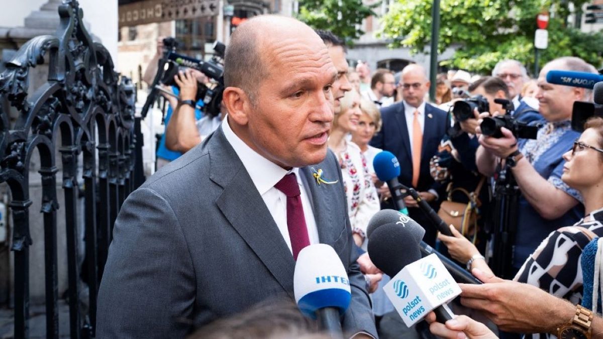 Bepánikolt Brüsszel polgármestere a magyar döntéstől: felszólította a belga miniszterelnököt, hogy tartóztassa fel a migránsszállító buszokat