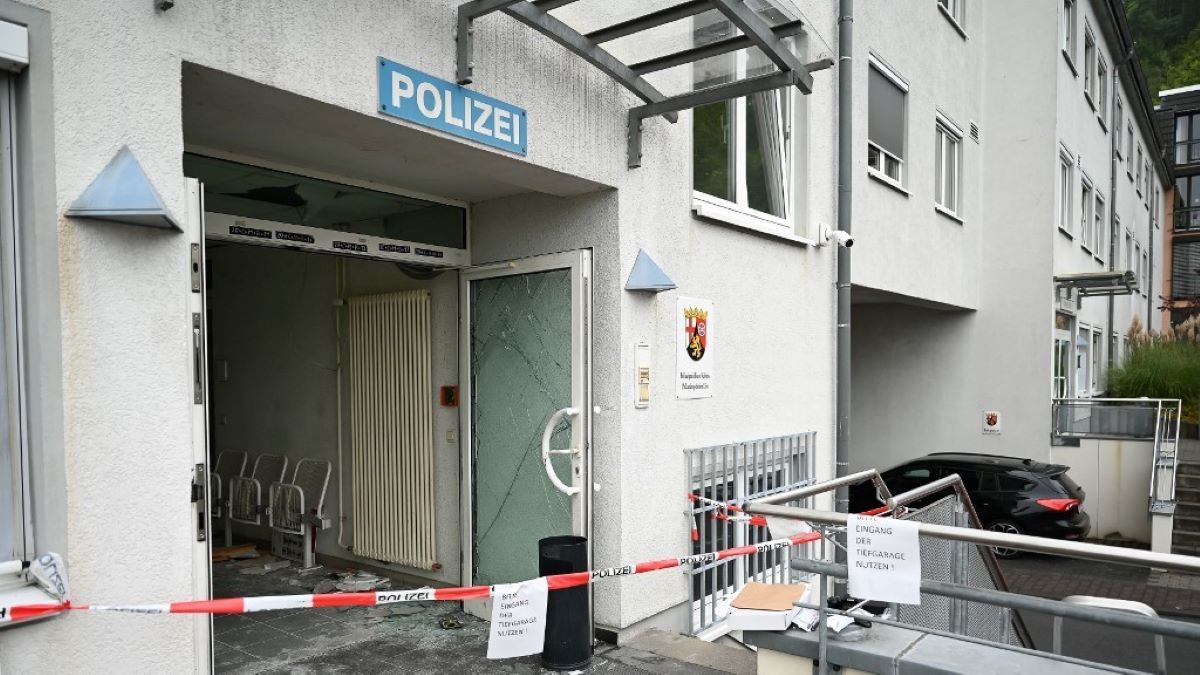 A rendőrök egyértelmű iszlamista indítékról beszélnek: machetével rontott be az őrsre egy migráns Németországban