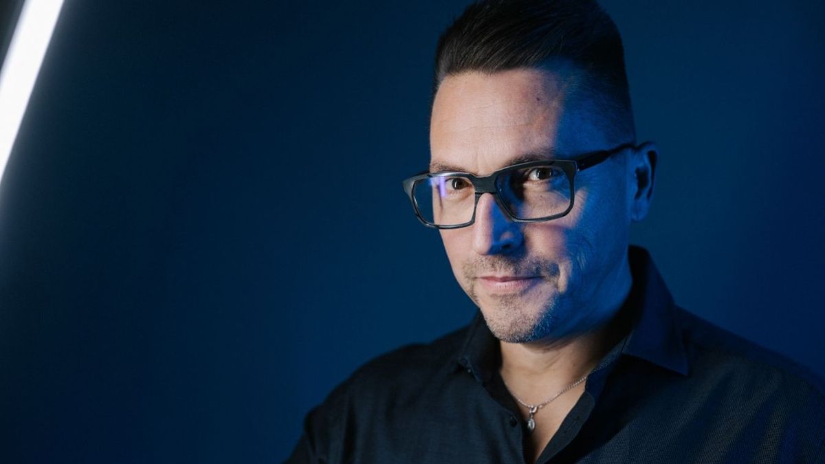 Ákos: Ha egy politikus dicséri az embert, az egy kétélű dolog