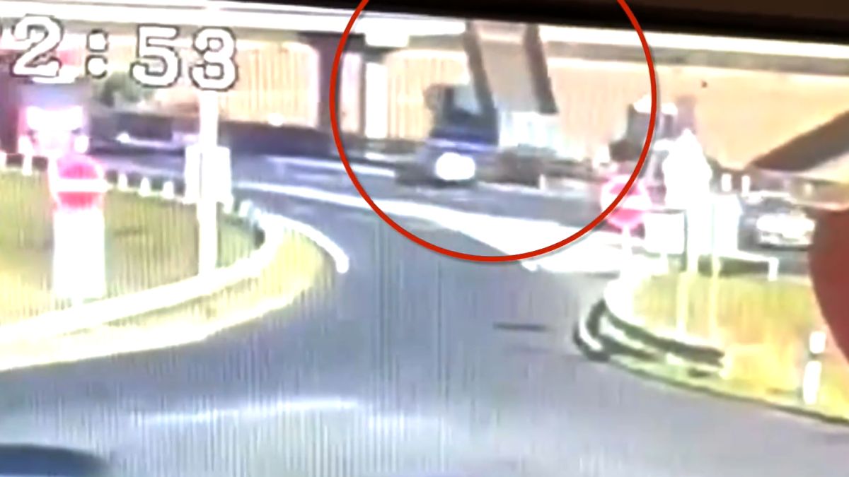 Ilyet se sűrűn látni: felnyitott platóval akadt fenn egy teherautó az M1-sen (videó)