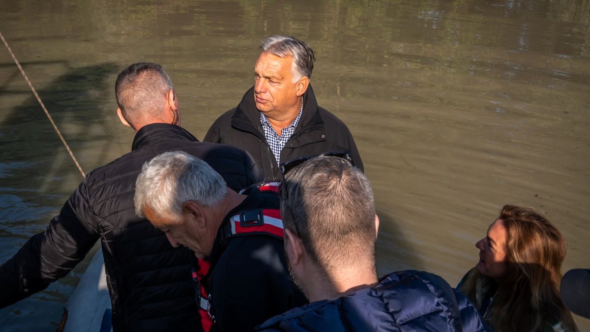 Orbán Viktor megérkezett Bajára, ahol a Duna hamarosan tetőzik