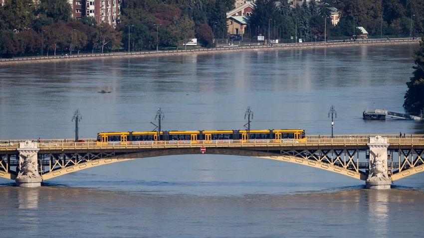 Árvíz – A tetőző Duna Budapestnél