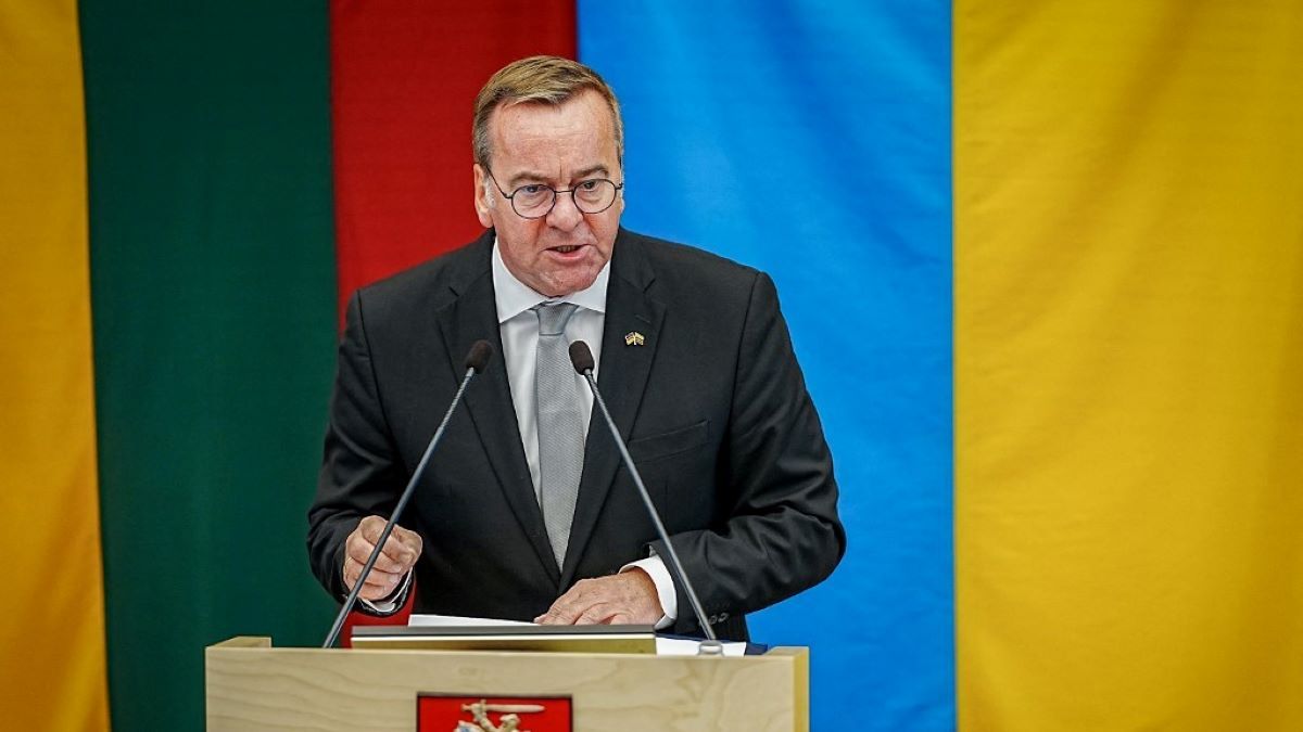 Bepöccent a német védelmi miniszter: már a NATO-csapatok szállítását is szóba hozta a szövetség keleti szárnyára