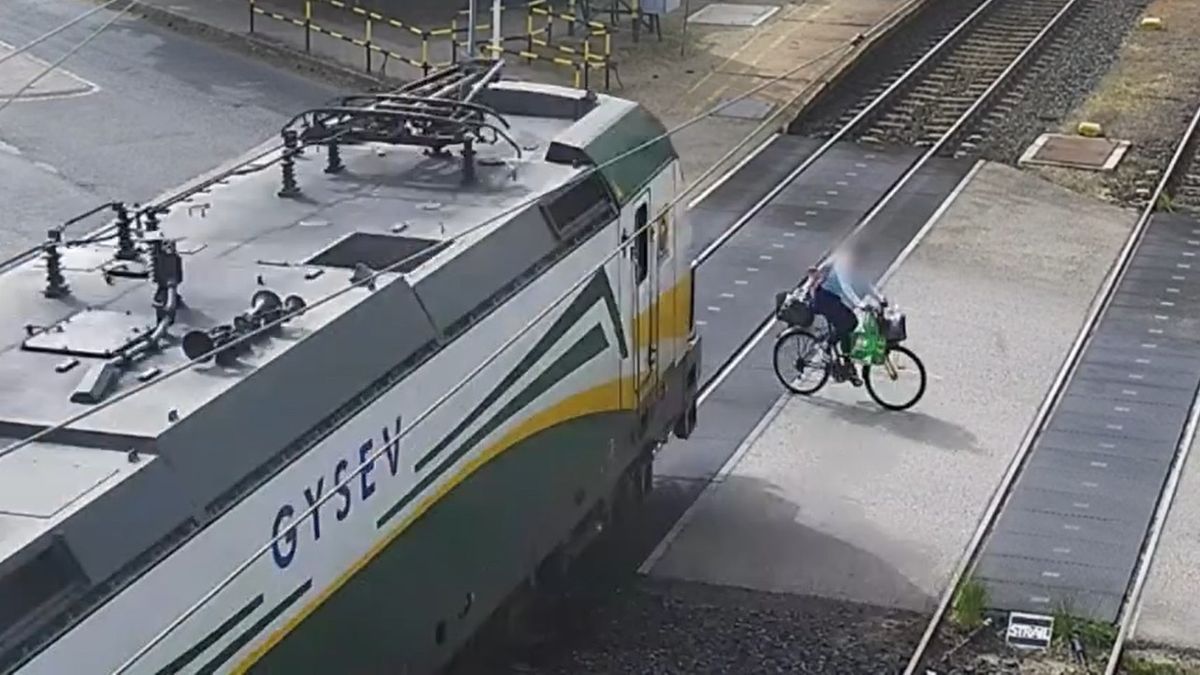 Elképesztő, mit csinált ez a biciklis, centiken múlt a tragédia (VIDEÓ)