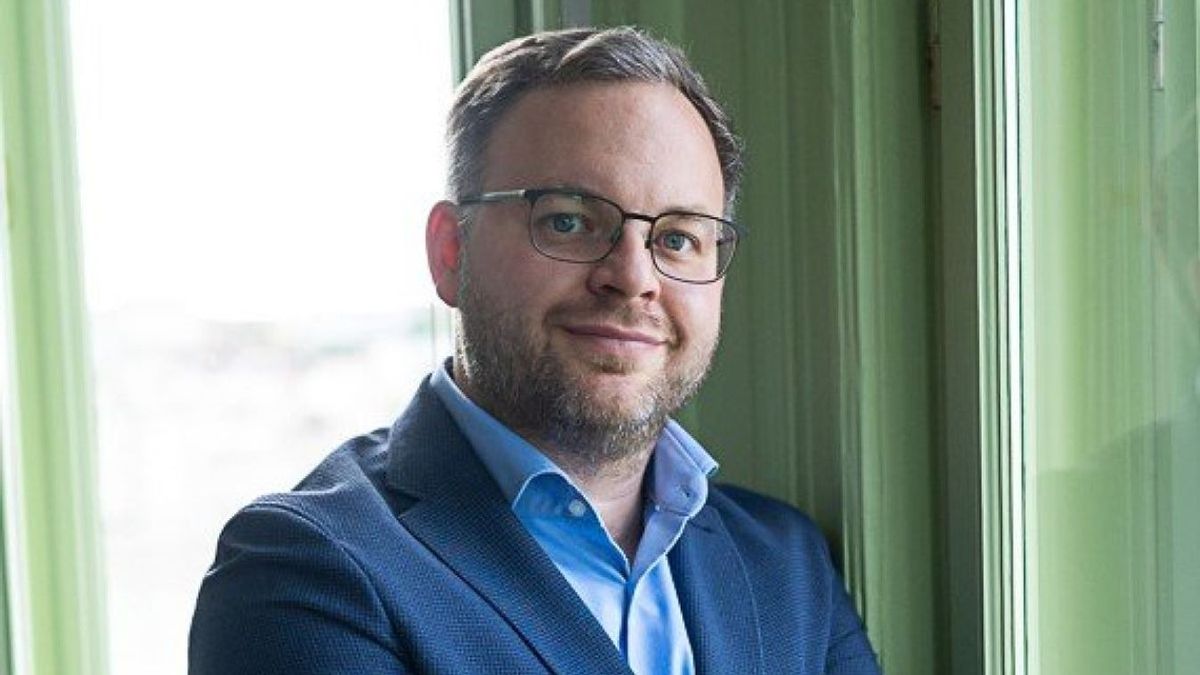 „Ez egy klasszikus álhír a Politicótól” – egyre többen állnak ki Orbán Balázs mellett