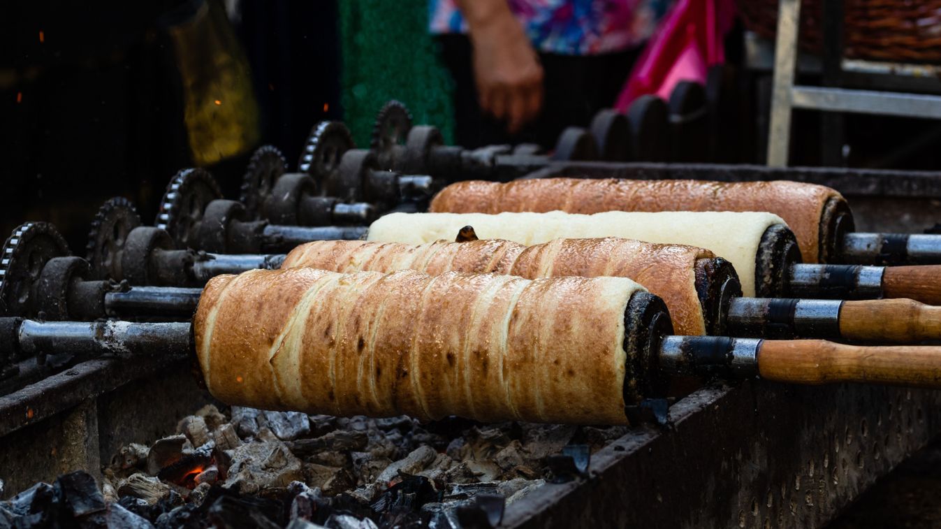 Kurtos,Kolacs,(kürt?skalács).,Traditional,Hungarian,Cake,,Baked,With,Sugar,,Honey