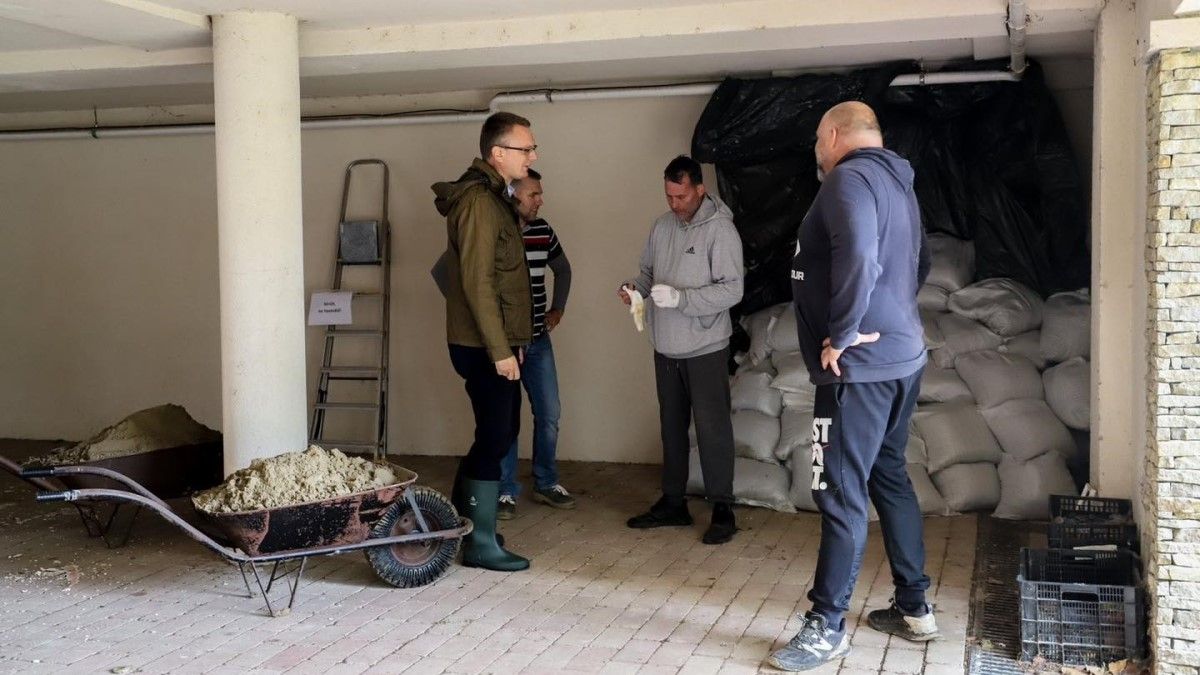 A miniszterhelyettes kikérte magának: A védekezésben közreműködőket politikusok ne sértegessék!