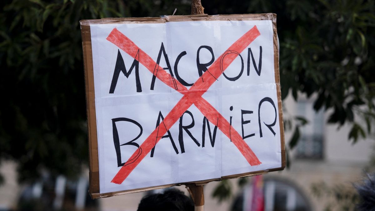 Kiborultak Macron döntésén: tízezrek vonultak Franciaország utcáira