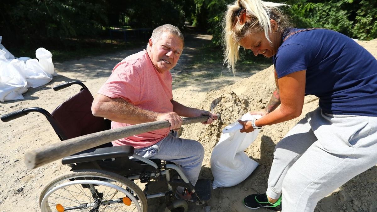 „Csak tettem a dolgomat, a többiekkel együtt” – mondja szerényen Kálmán bácsi, a szentendrei árvíz kerekesszékes hőse