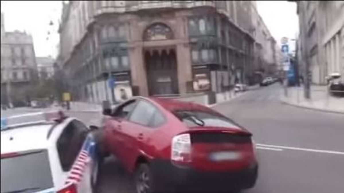 Hajmeresztő baleset Budapesten: az egyik résztvevő egy rendőrautó volt