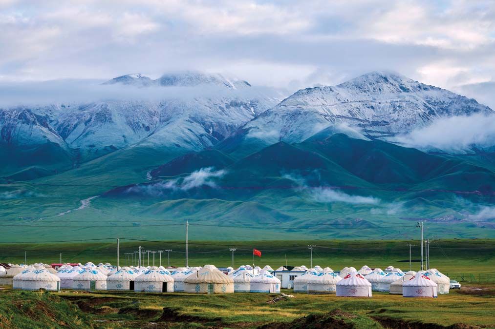 He,Mountains,And,Mongolian,Yurts,In,Bayanbulak,Grassland,Scenic,Spot