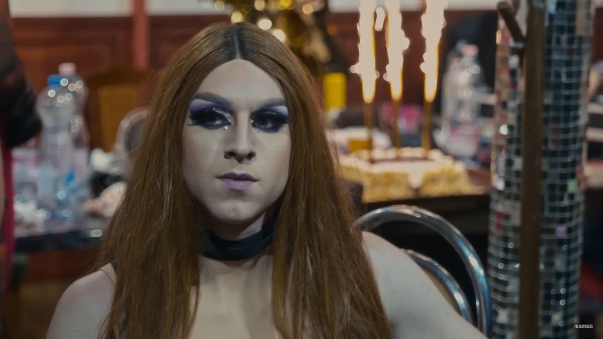 Tanár úrhölgy kérem: tényleg nincsen itten iskolai LMBTQ-érzékenyítés, csak egy drag queen a tanár (VIDEÓ)