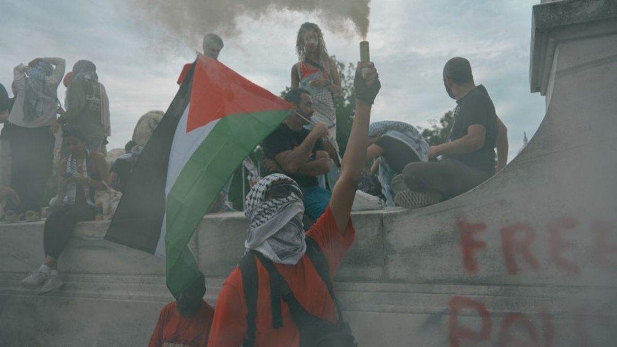Sokkoló videó Berlinből: a tehetetlen rendőrök gyerekeket tartóztatnak le egy palesztinpárti, migránsbarát tüntetésen