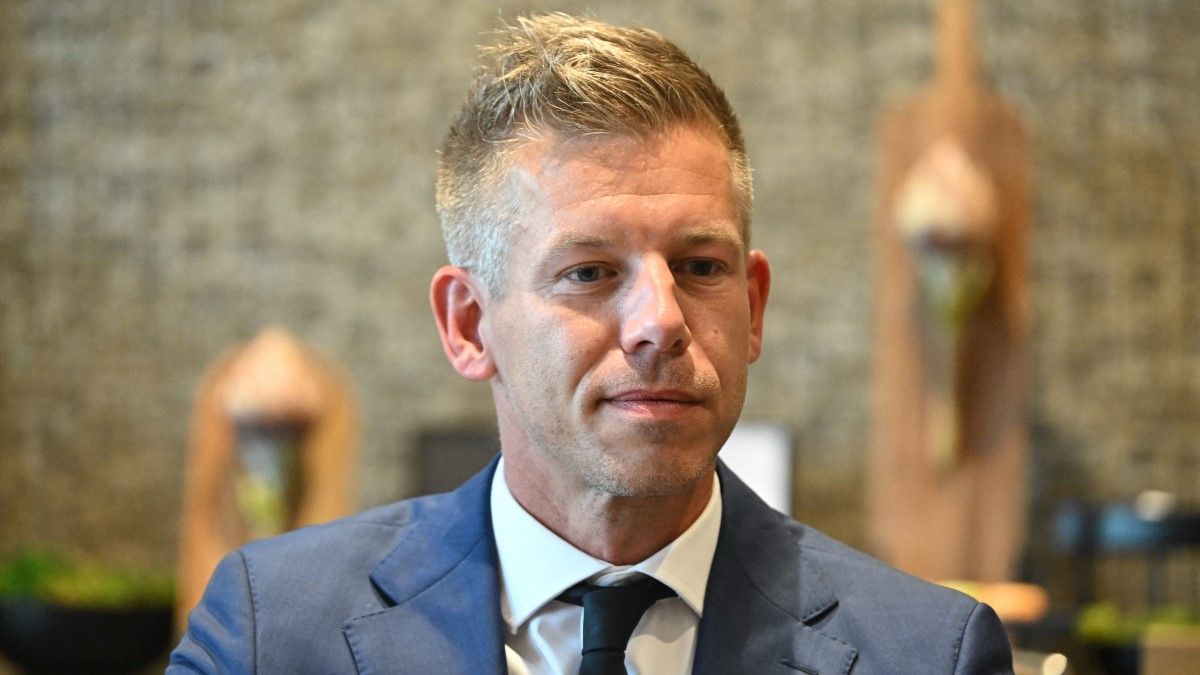 Folytatódik a csörte a Diákhitel Központ szerződései miatt Magyar Péter és Hadházy Ákos között