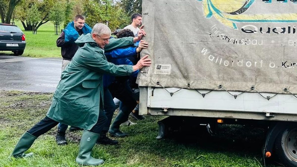 Gyurcsány és csapata erőlködve, hangos nyögések közepette próbált kimozdítani egy teherautót a sárból – nem jártak sikerrel (VIDEÓ)