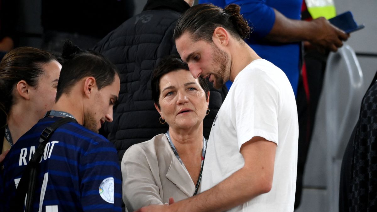 Se Barcelona, se Juventus, se Arsenal –  a pénzéhes anyuci kicsi fia két szék között a pad alá esett