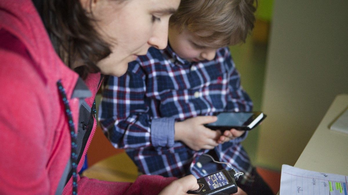 Kiderült, kik tarthatják maguknál mégis okostelefonjaikat az iskolában