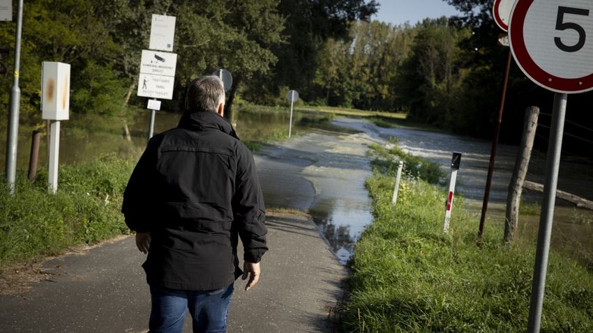 Tetőzik a Duna, mindenki a gátakon