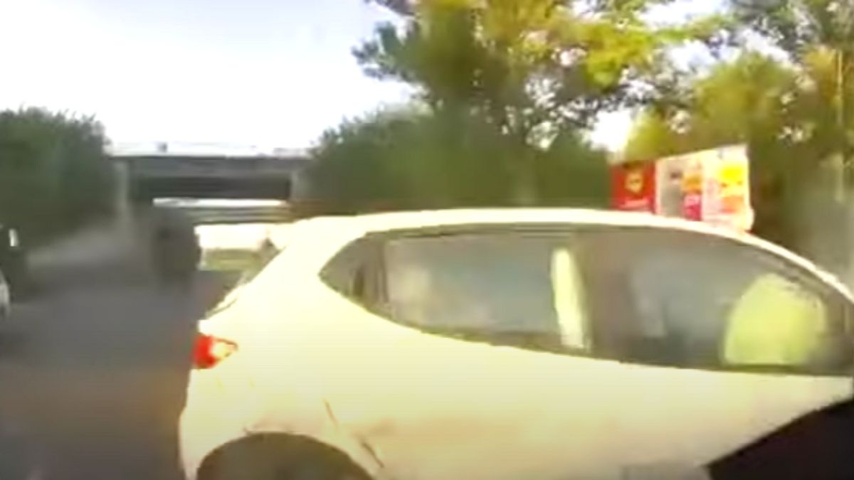 Átszáguldott a stop táblán, összeütköztek, nem akarta elismerni, de előkerült a felvétel (Videó)