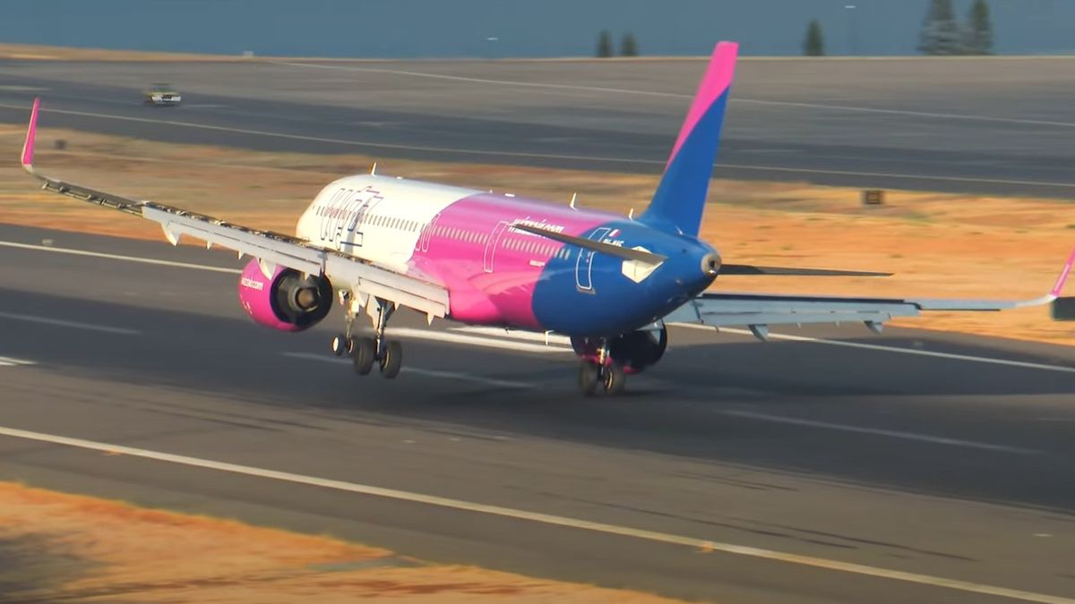 Elképesztő, amit a Wizz Air repülőgépe csinált a világ egyik legveszélyesebb repülőterén (VIDEÓ)