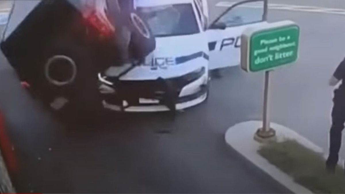 Döbbenetes jelenet Kanadából: terepjárójával ráhajtott egy rendőrautó tetejére egy fiatal férfi (videó)