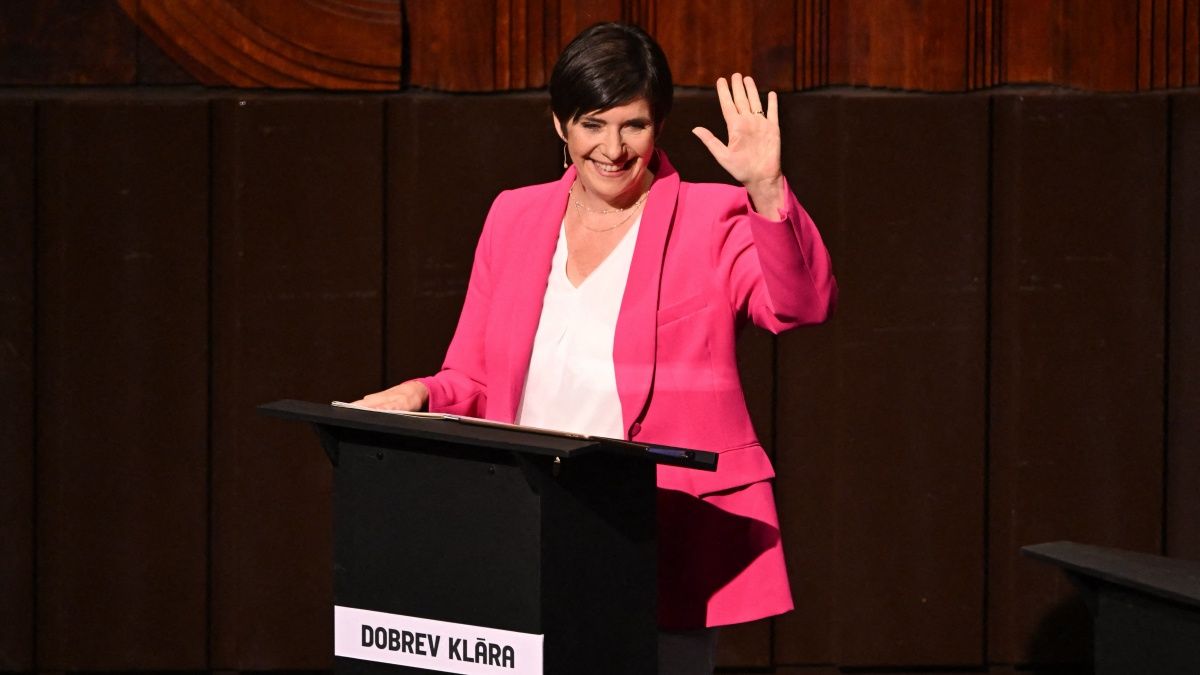 Videón, ahogy Gyurcsány felesége putyinozik az Európai Parlamentben, de közlik vele, hogy ő a posztkommunista