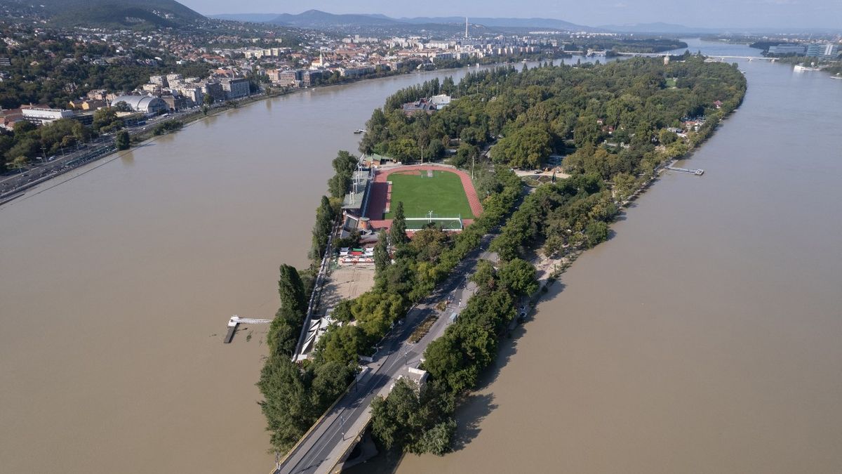 Ahol már „a víz az úr!“ — elképesztő fotókon a mindent elöntő Duna (Galéria)