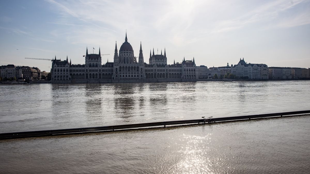 Hirtelen eltűnt Budapest egy fontos része – Galériánk a Duna áradásáról