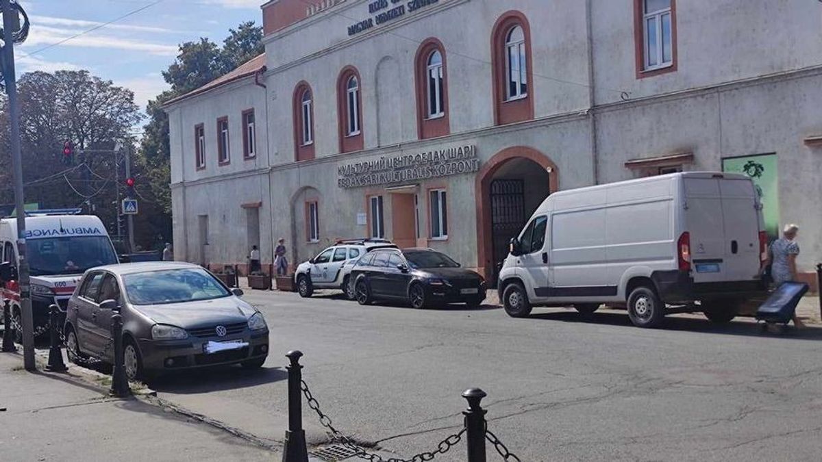 Bombariadó volt a beregszászi színházban