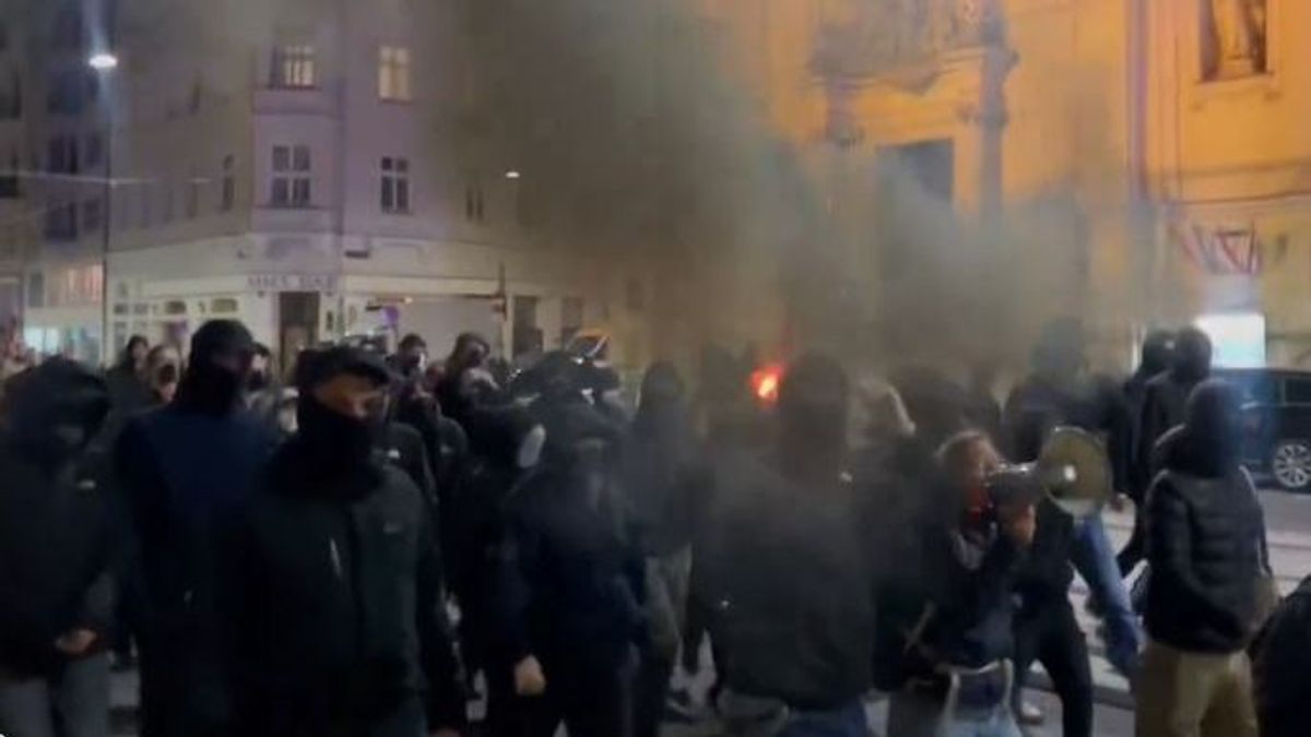 Szélsőbalos, fekete ruhás aktivisták támadtak a győzelmét ünneplő osztrák Szabadságpártra