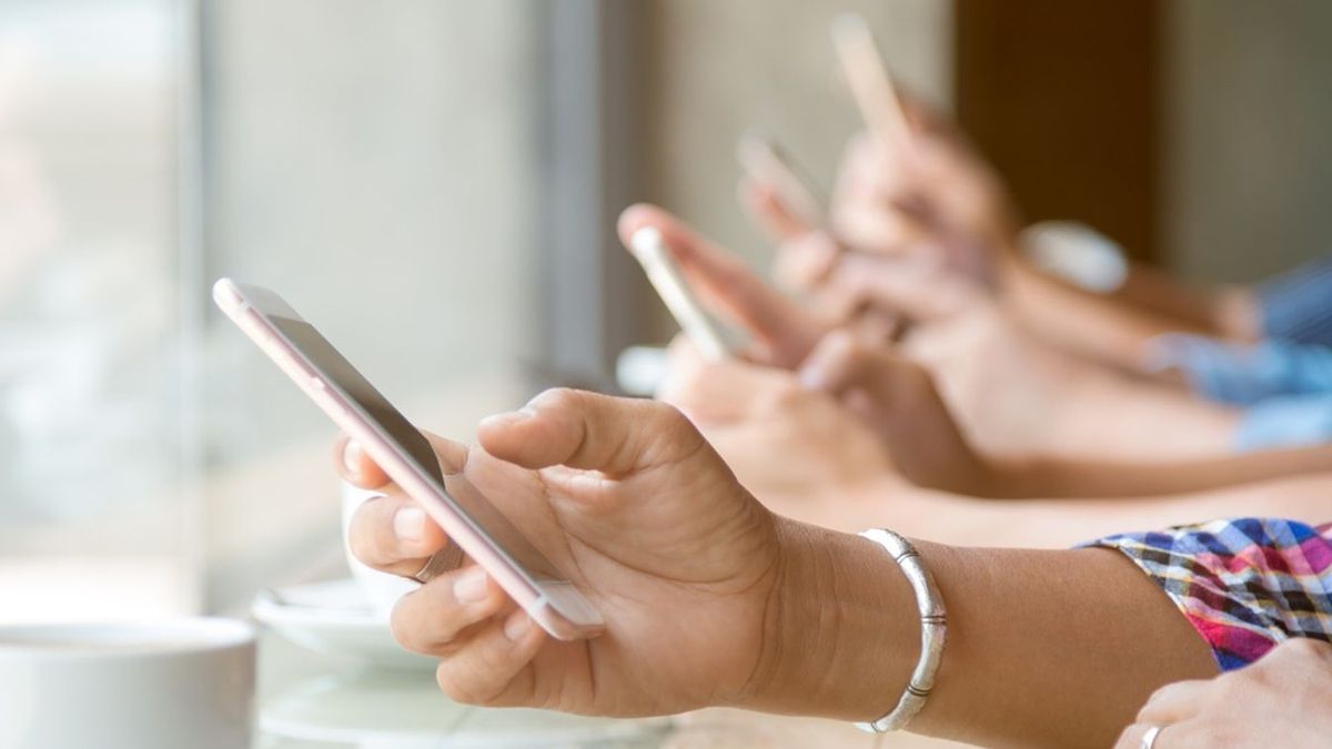 Iskolai mobilozás: magyarázza már el nekem, miért és hogyan kellene a tanárnak versenyeznie a TikTok rövidvideóival!
