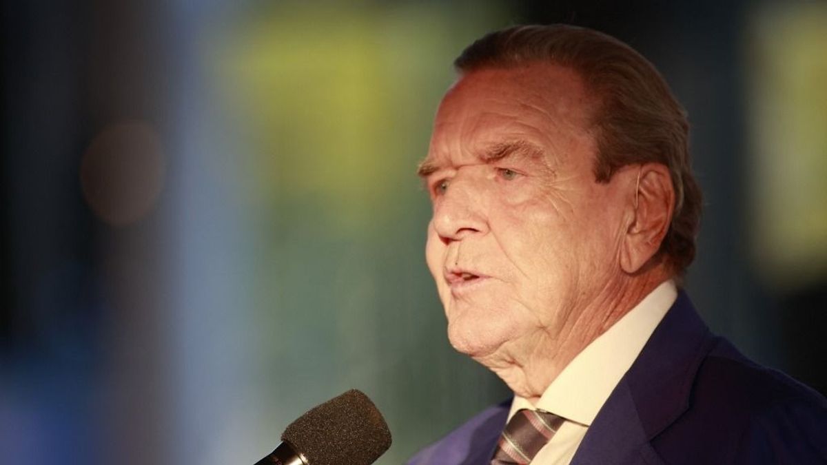 Volt német kancellár: Oroszország katonailag legyőzhetetlen, békére van szükség