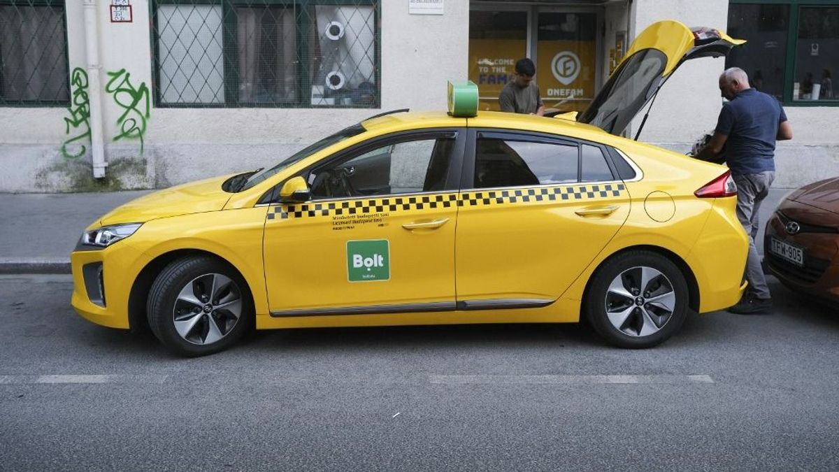 Petíciózni kezdtek a taxisok, majd gyorsan egymásnak is estek