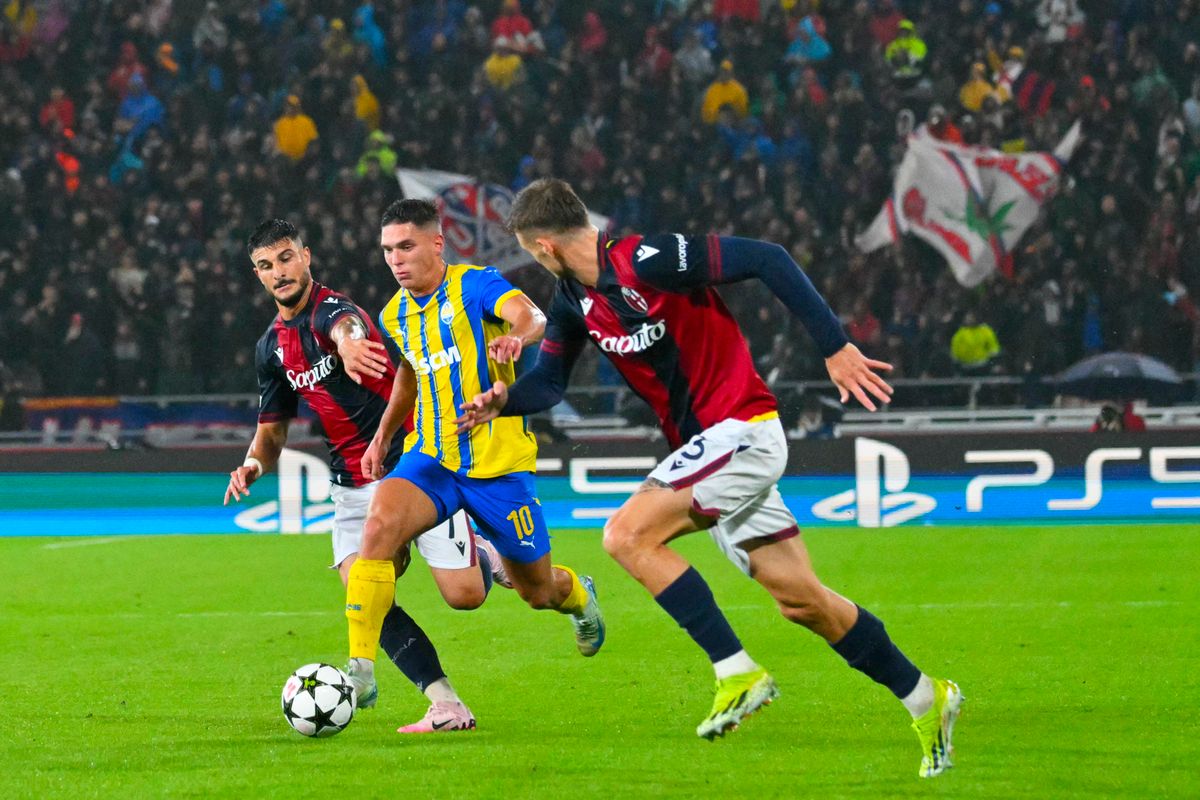 Shakhtar Donetsk's Ukrainian midfielder #10 Georgiy Sudakov runs with the ball during the UEFA Champions League 1st round day 1 football match between Bologna FC and Shakthar Donetsk, at the Stadio Renato Dall'Ara in Bologna on September 18, 2024.  