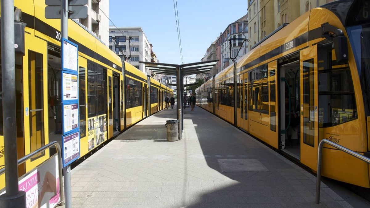 Elképesztő felvétel: az utasok javítják a 17-es villamost