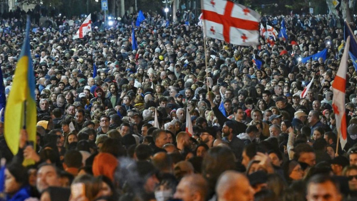 Tízezrek tüntettek Georgiában az ország európai uniós integrációjáért