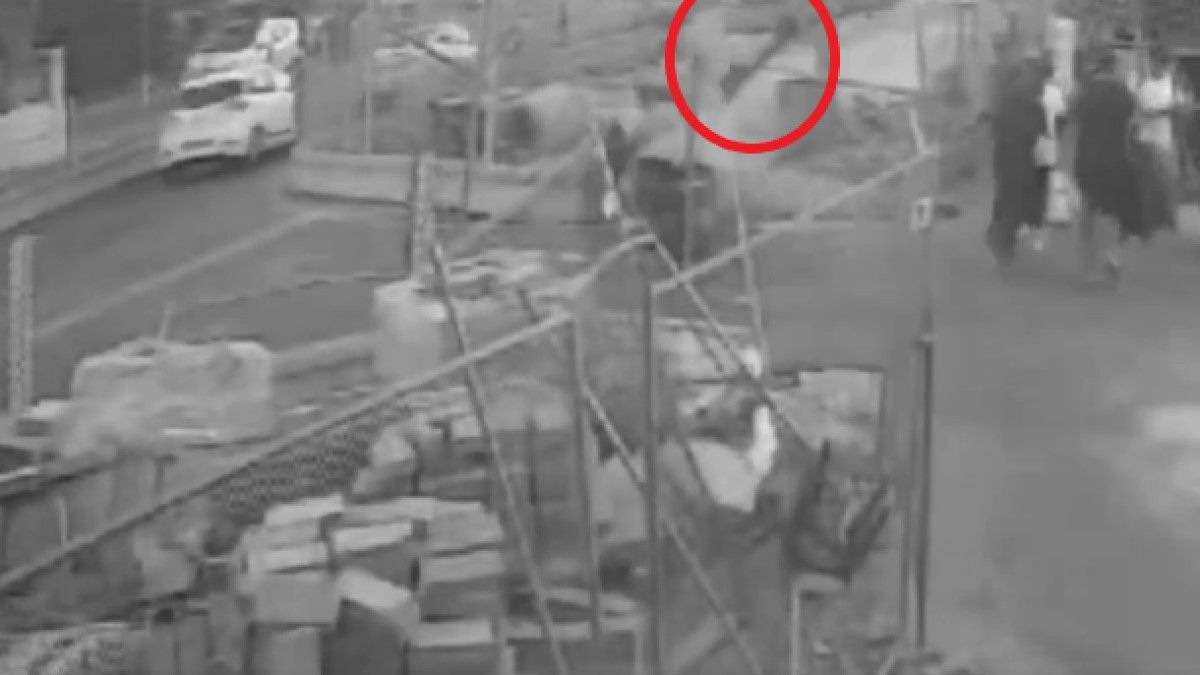 Centiken múlt a tragédia: rakéta darabja csapódott a járókelők közé Izraelben (VIDEÓ)