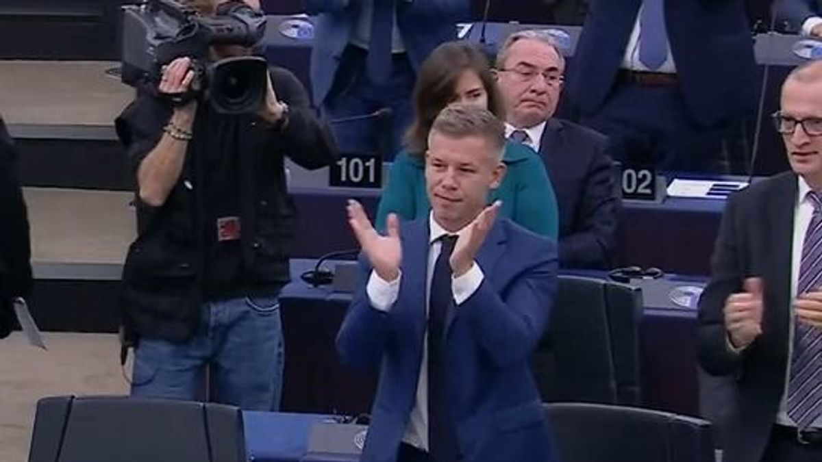 Magyar Péter állva tapsolta Ursula von der Leyent – a mentelmi ügye múlhat azon, hová helyezkedik