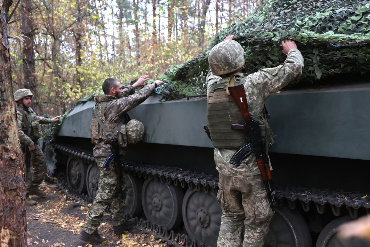 Ukrainian artillery crew at positions in Kharkiv region