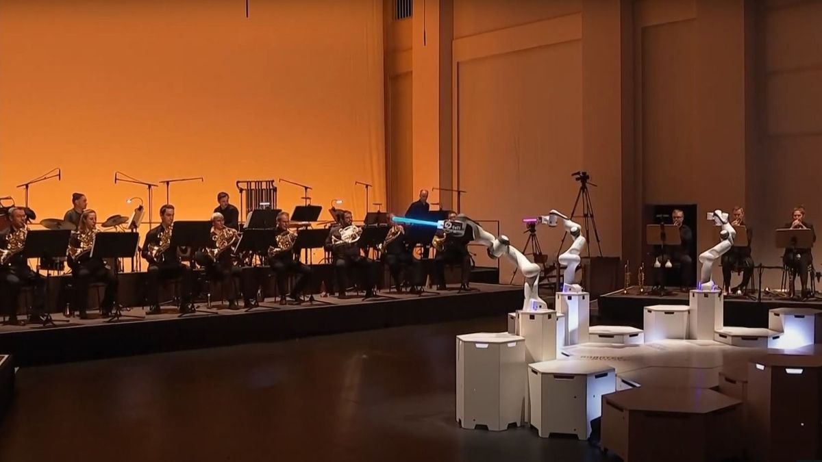 Robotkarmester vezényelte a Drezdai Szimfonikus Zenekart