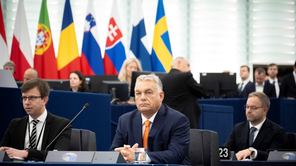 Hallgatom Orbán beszédét