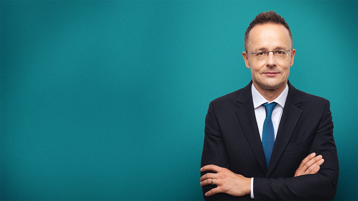Nem bújunk az asztal alá semmilyen kritika miatt! – Szijjártó Péter a Mandinernek