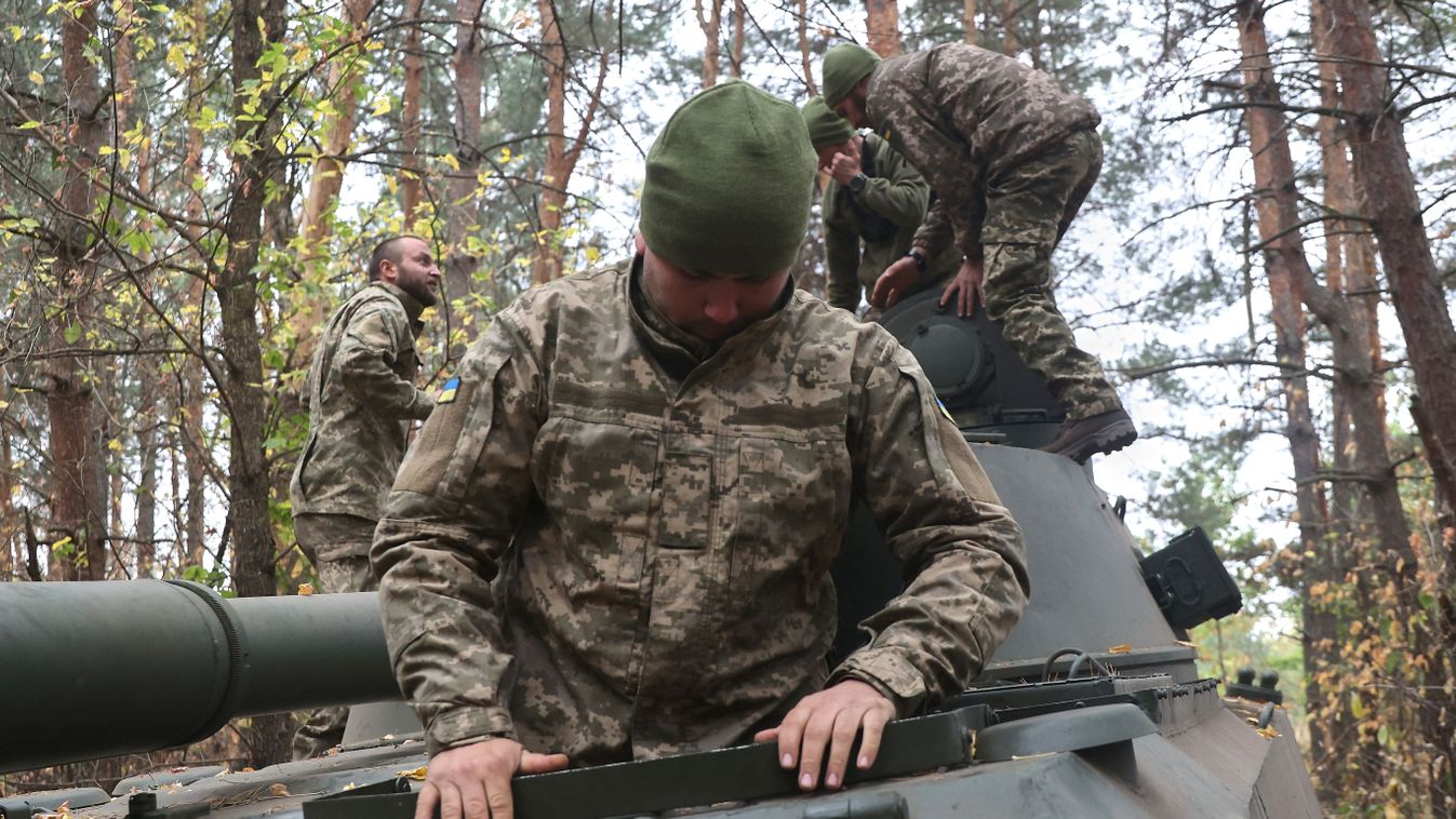 Ukrainian artillery crew at positions in Kharkiv region